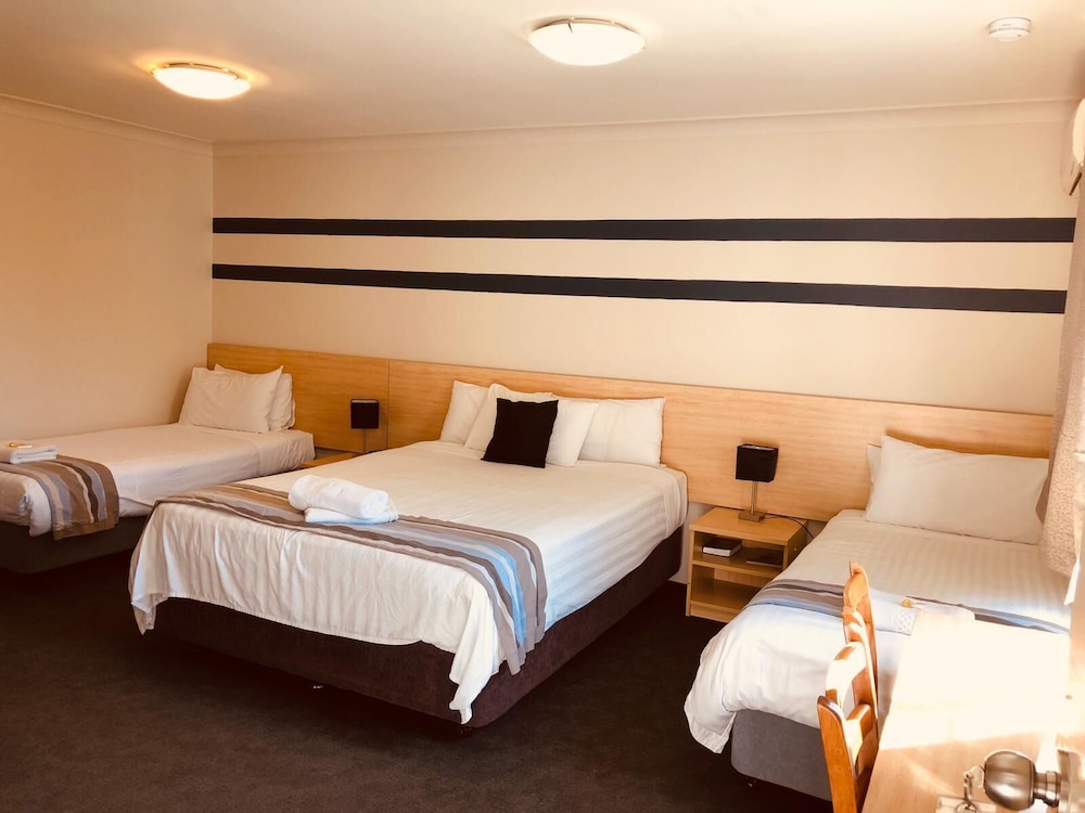 Red Cedar Motel 11/41