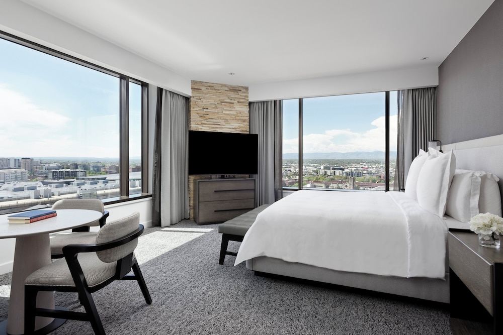 PREMIER, KING BED, CORNER, ACCESSIBLE
