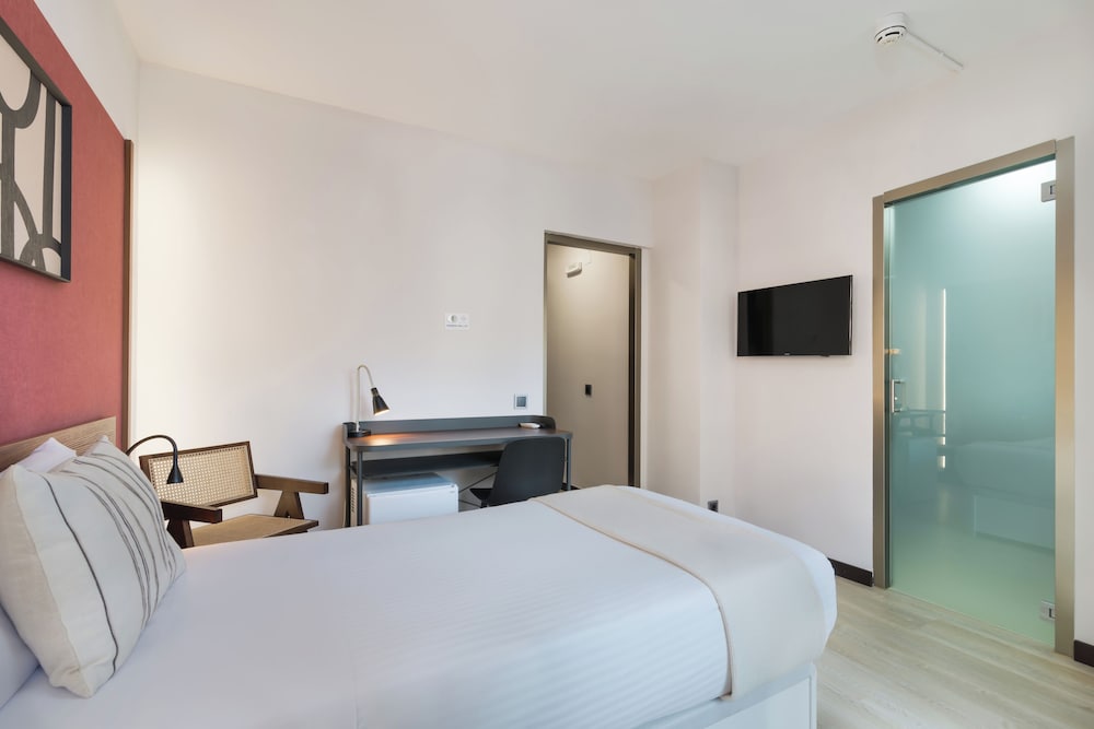 ROOM, SINGLE
