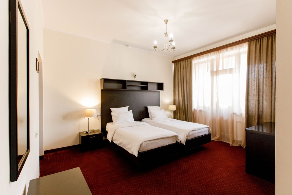 Hotel 14th Floor 12/41