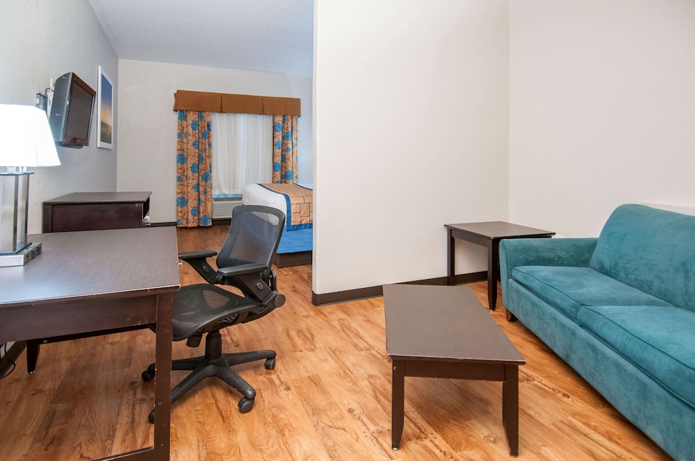 Days Inn & Suites by Wyndham San Antonio near Frost Bank Ctr 31/42