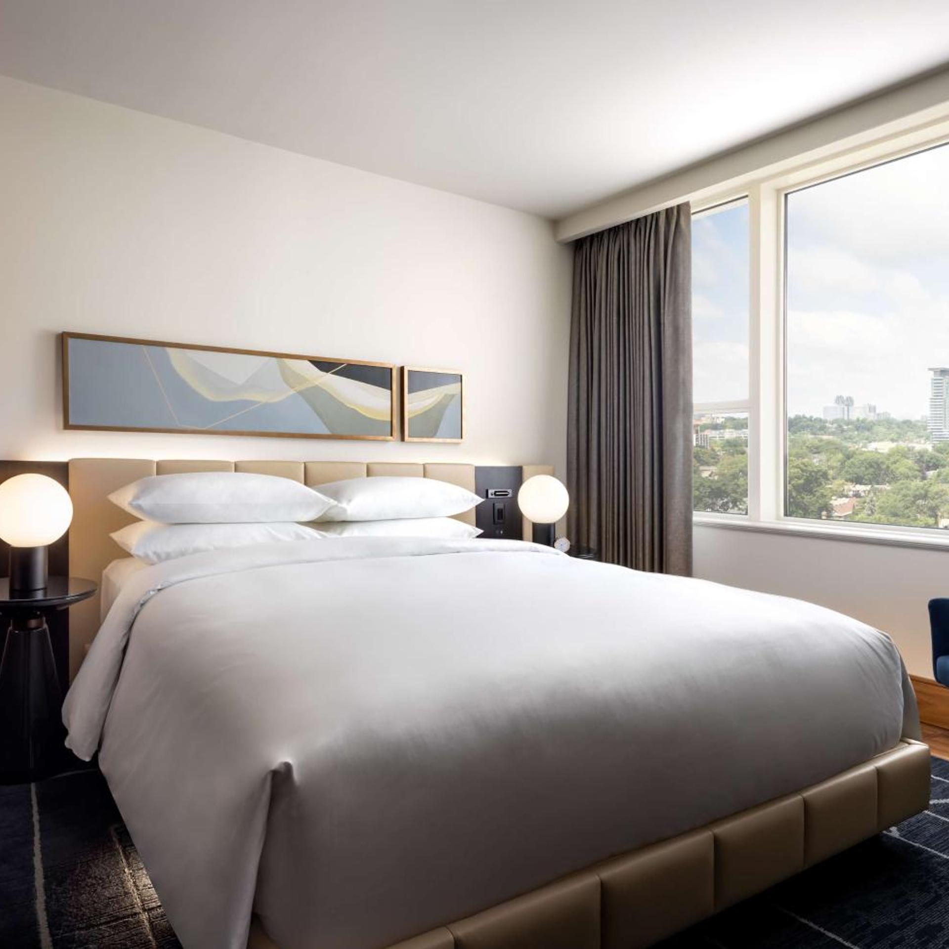 1 Bedroom, Deluxe, Suite, High Floor, Corner 2/8