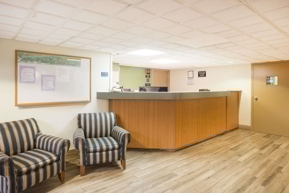 Super 8 by Wyndham Myrtle Beach/Market Common Area 10/35