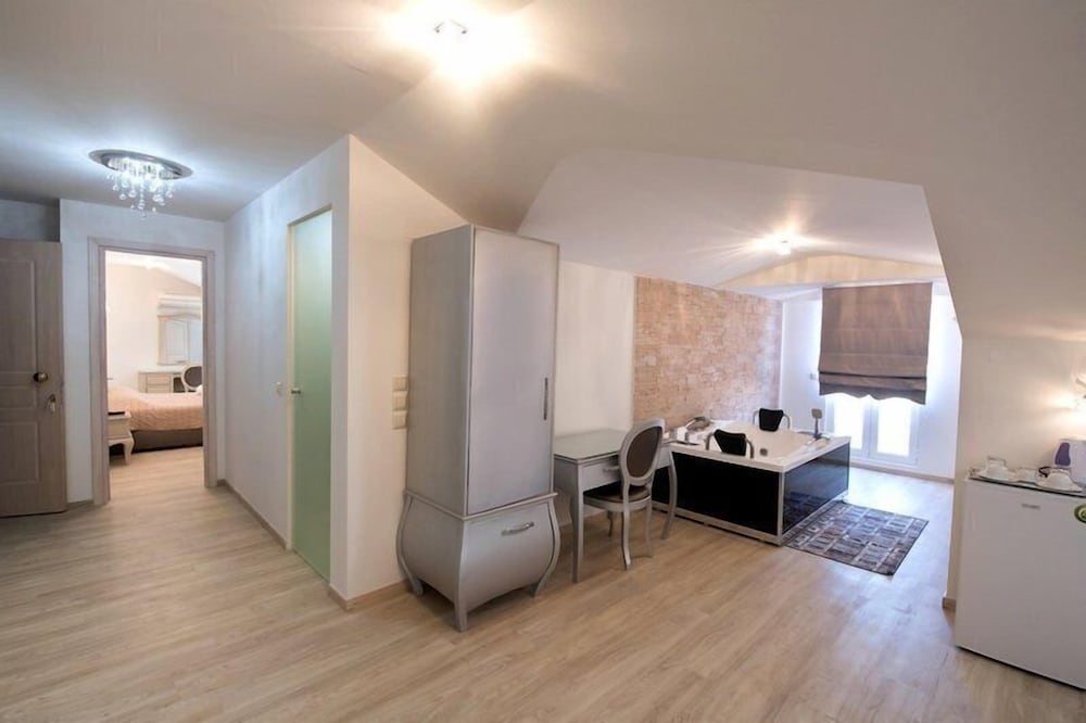 Pirofani Hotel 25/50