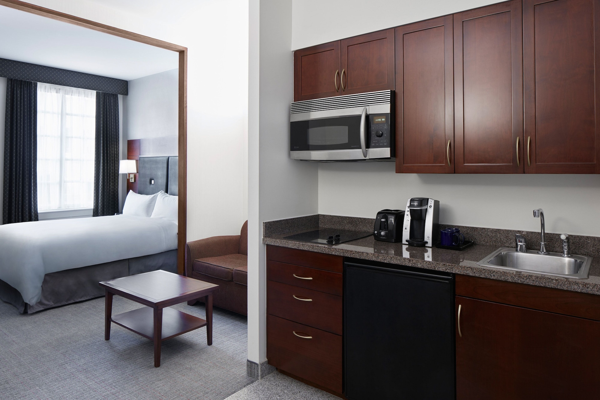 Suite, Queen Bed, Kitchenette, Club Quarters Hotel Downton Houston 5/6