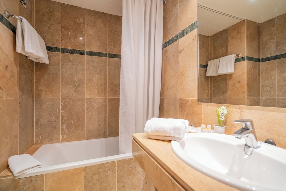 Superior, Double Bed, Street View، Glories Hotel 4/10