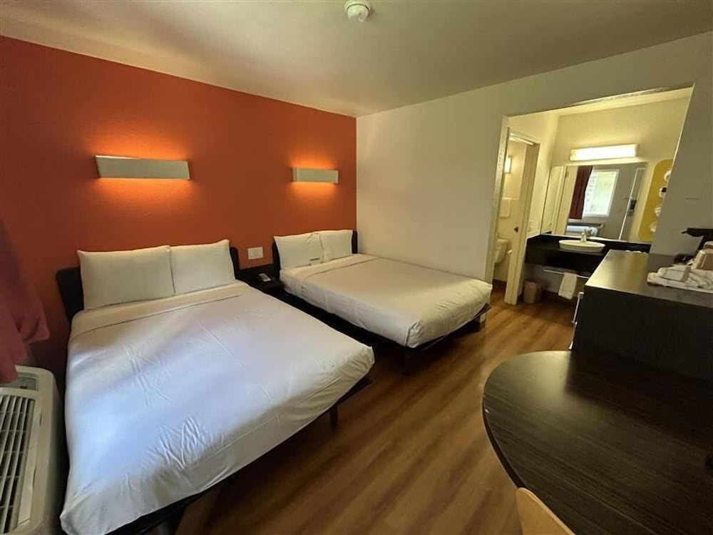 Motel6 Riverside, CA - South 23/51