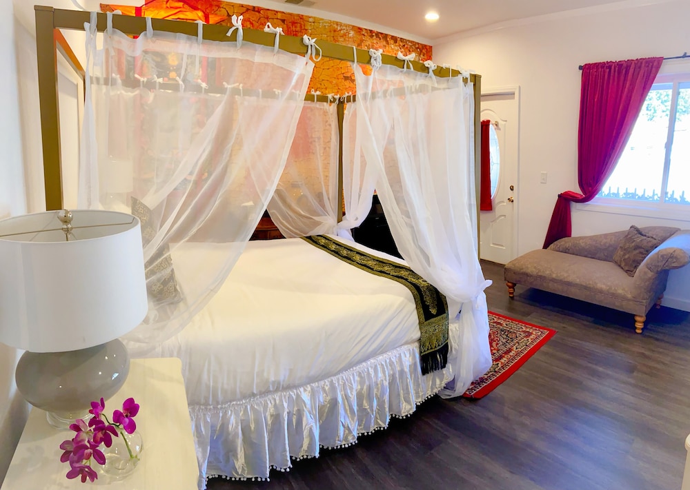 Signature, Queen Bed, Mountain Side