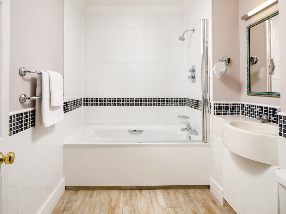 Mercure Gloucester Bowden Hall Hotel 69/70