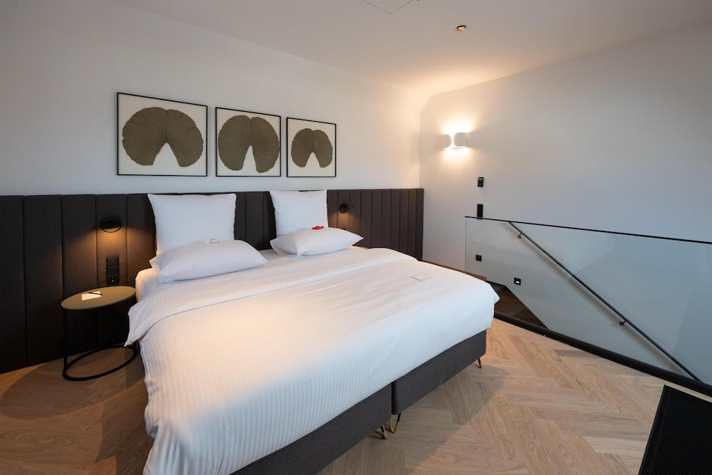 POOL, DELUXE, SUITE