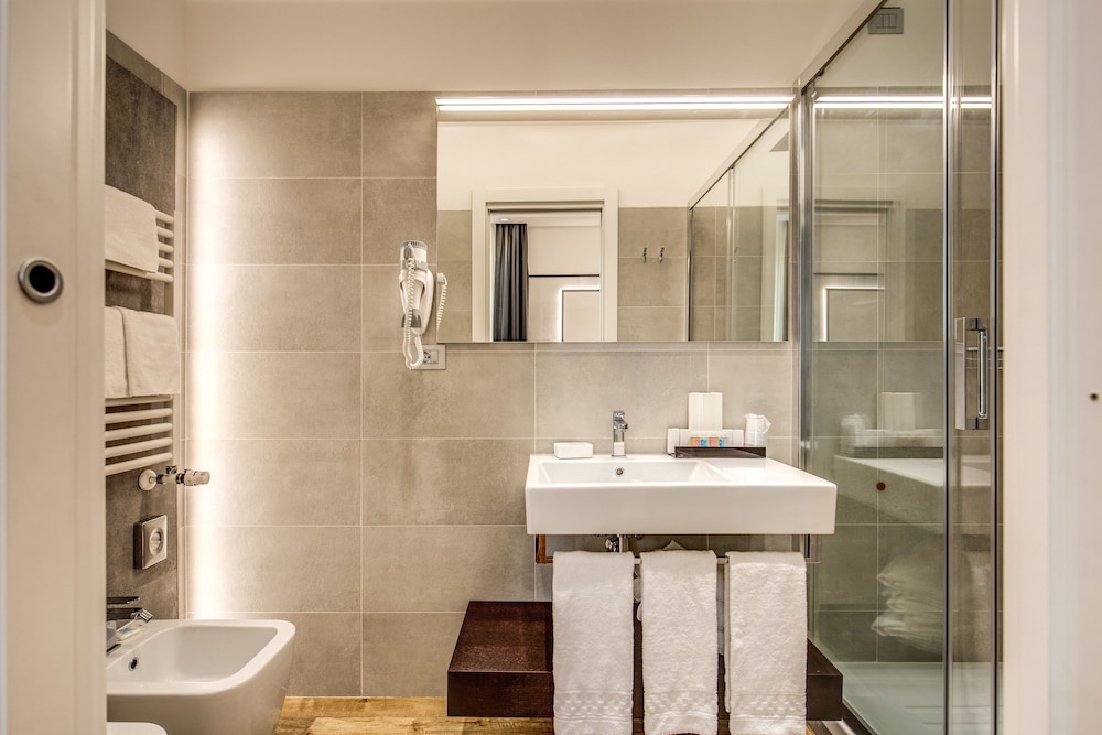 THE LIBERTY BOUTIQUE HOTEL 59/62