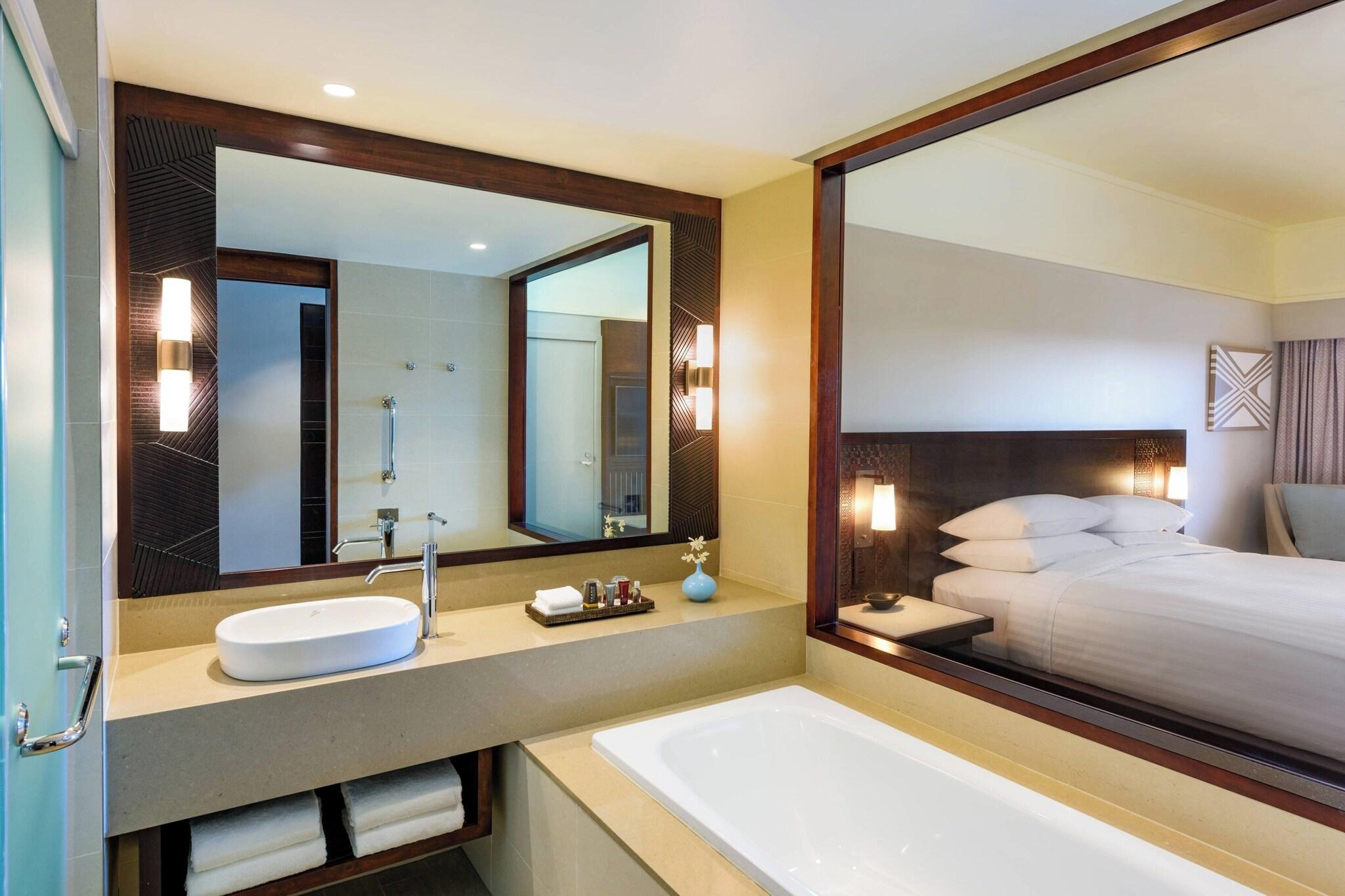 Room, King Bed, Lagoon View, Fiji Marriott Resort Momi Bay 6/8