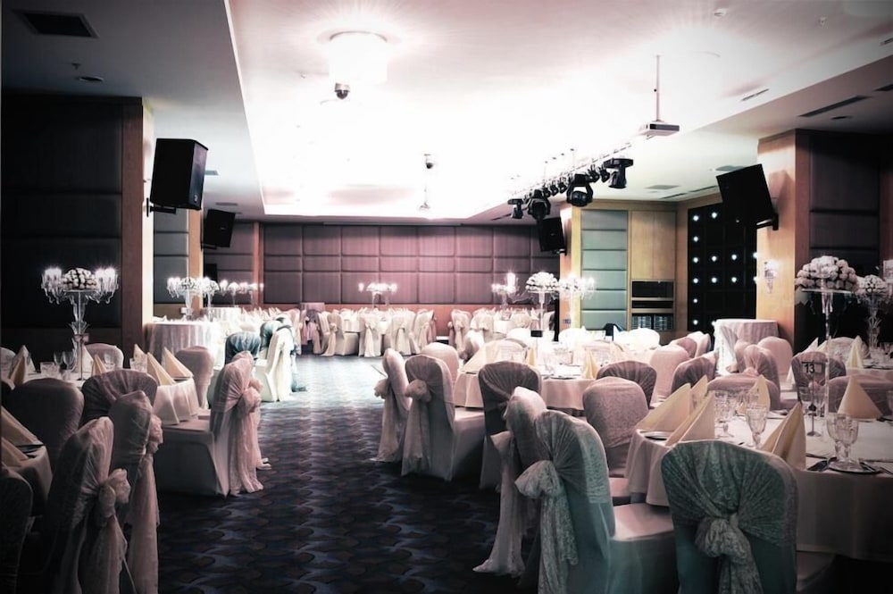 DEMORA HOTEL 61/64