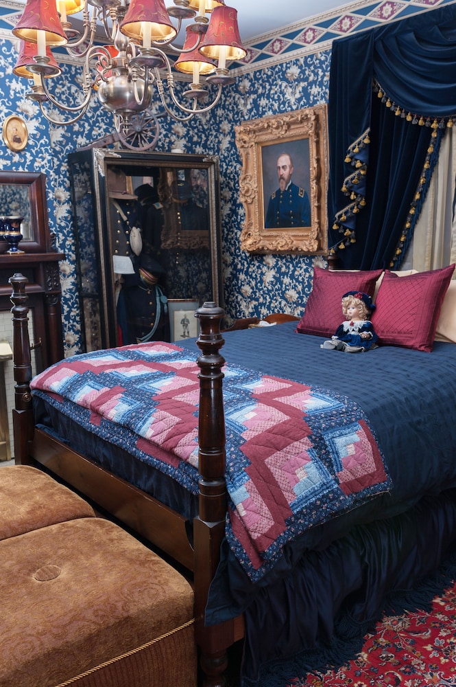 South Broadway Manor Bed and Breakfast 25/72