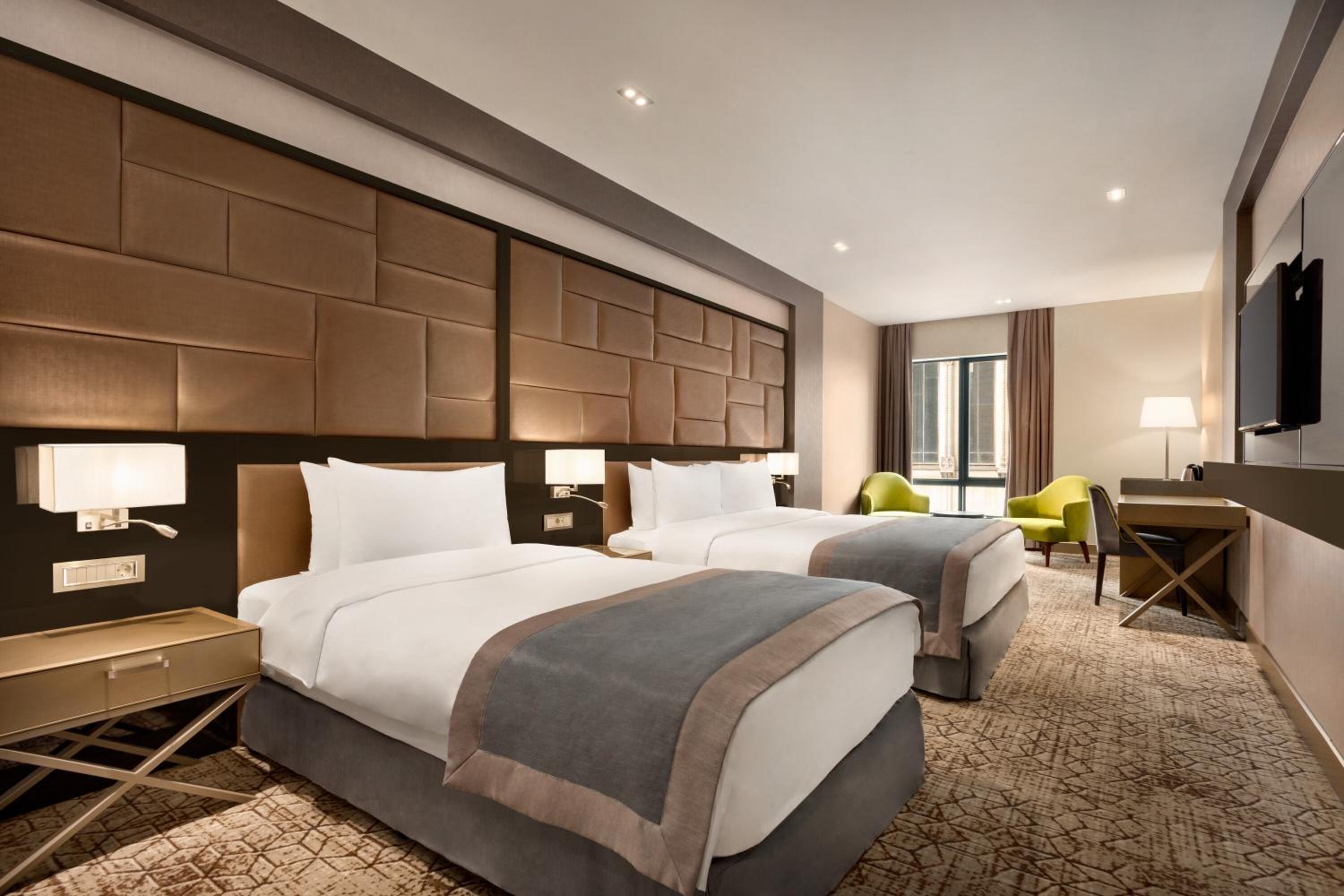 غرفة عائلية ثلاثية بسرير كينج وسرير فردي، Wyndham Grand Tbilisi 2/4