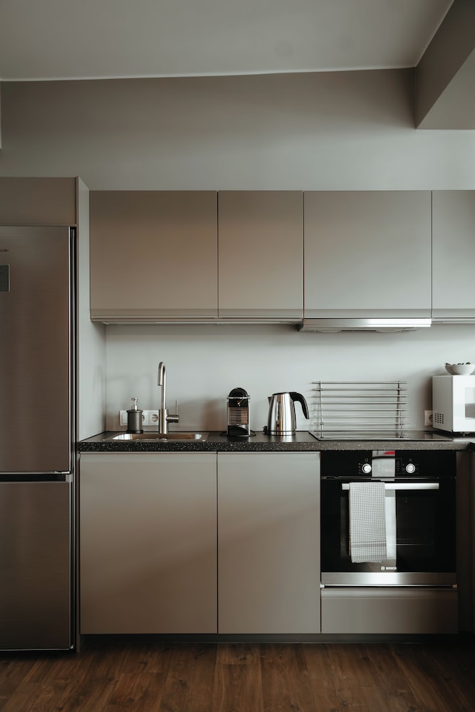 Vik Apartments 12/63