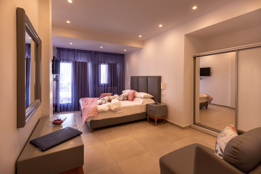 MAR N MAR CROWN SANTORINI HOTEL AND SUITES 28/48