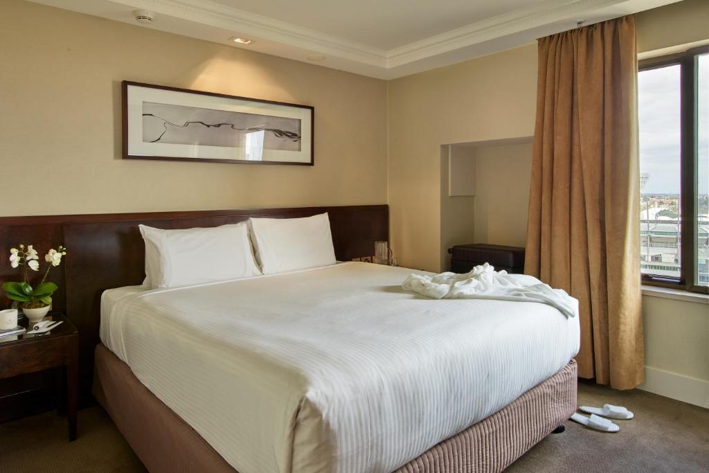 Superior, Suite, King Bed, Garden and City View, Corner