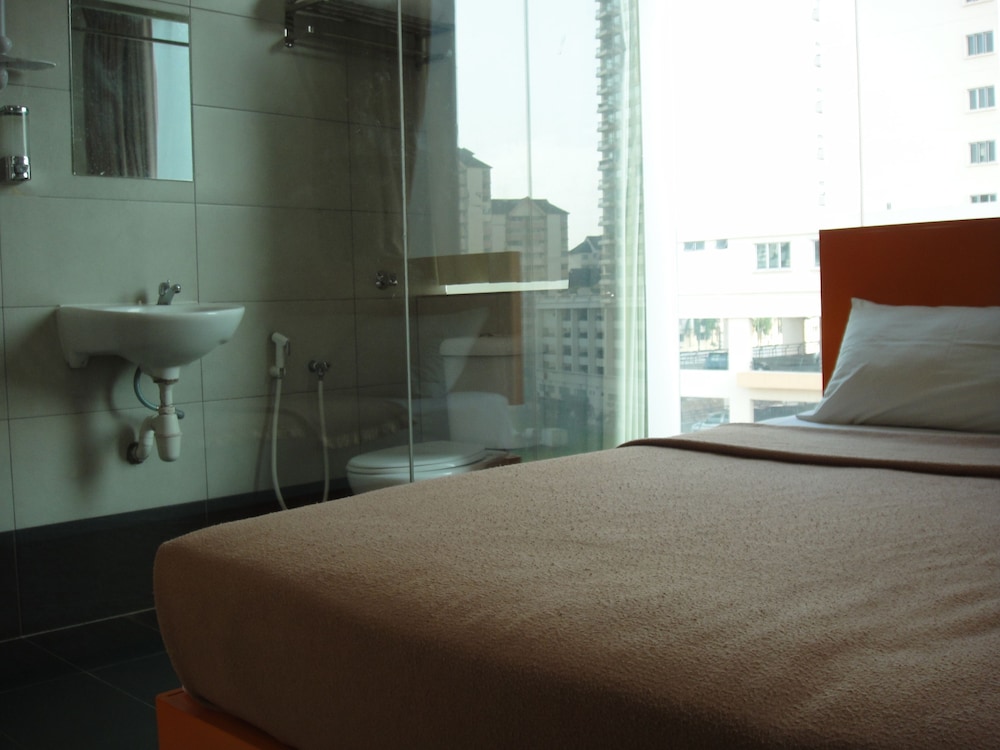 1 HOTEL KUCHAI LAMA 32/49