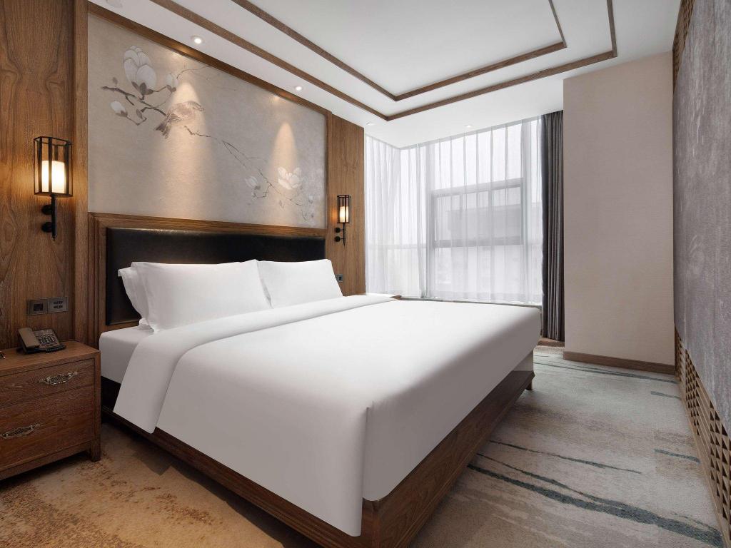 DELUXE, SUITE, KING BED, CITY VIEW