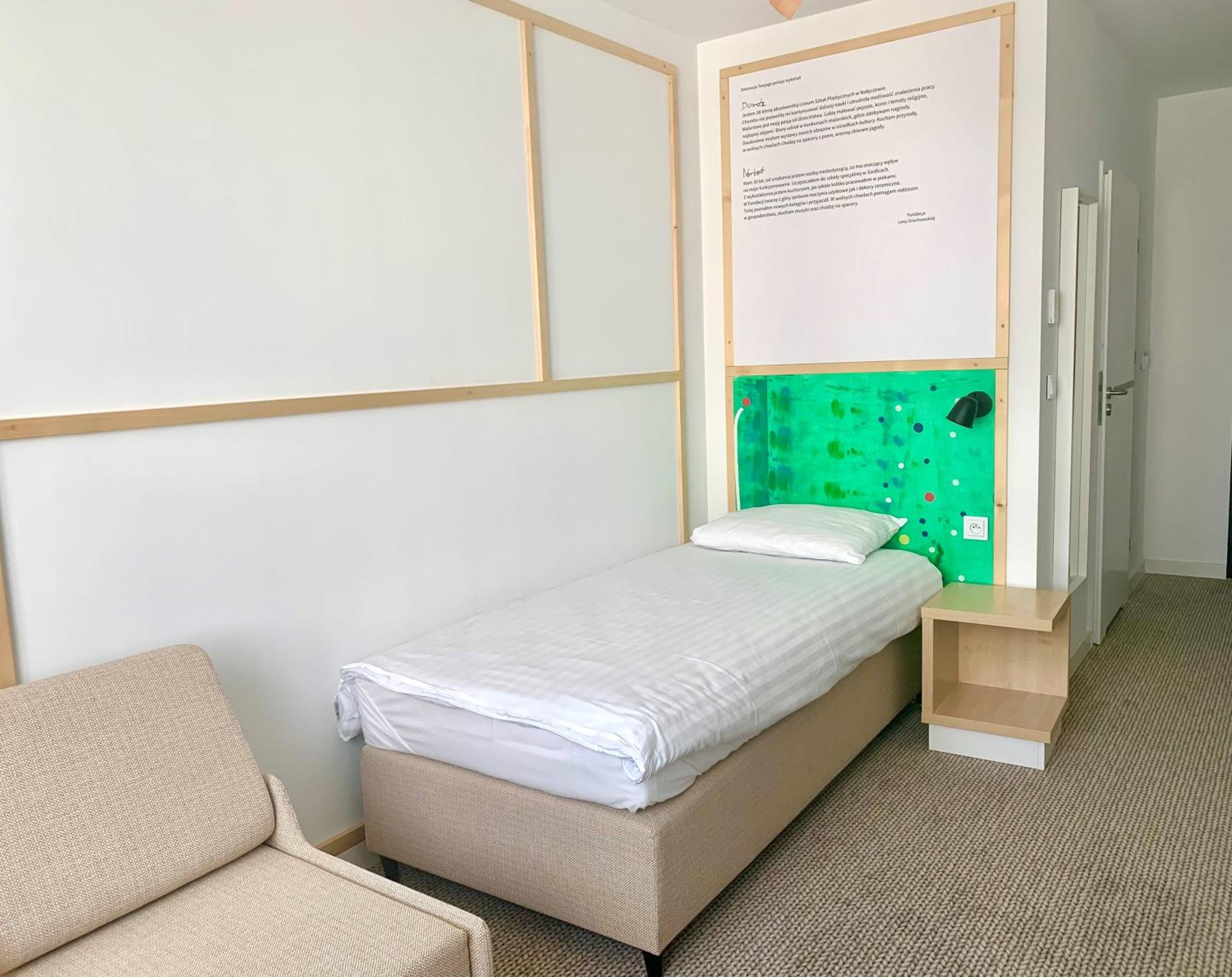 ROOM, SINGLE