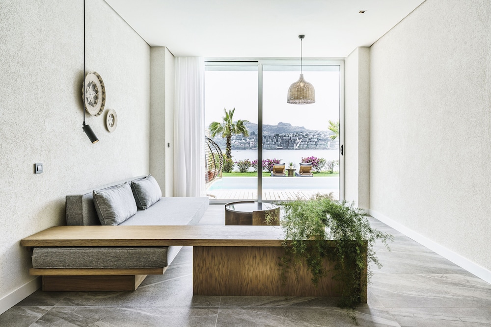 جناح رئاسي بسرير مزدوج وسريرين منفصلين بإطلالة على البحر بـ3 غرف نوم، Cape Bodrum Luxury Hotel Beach 3/8