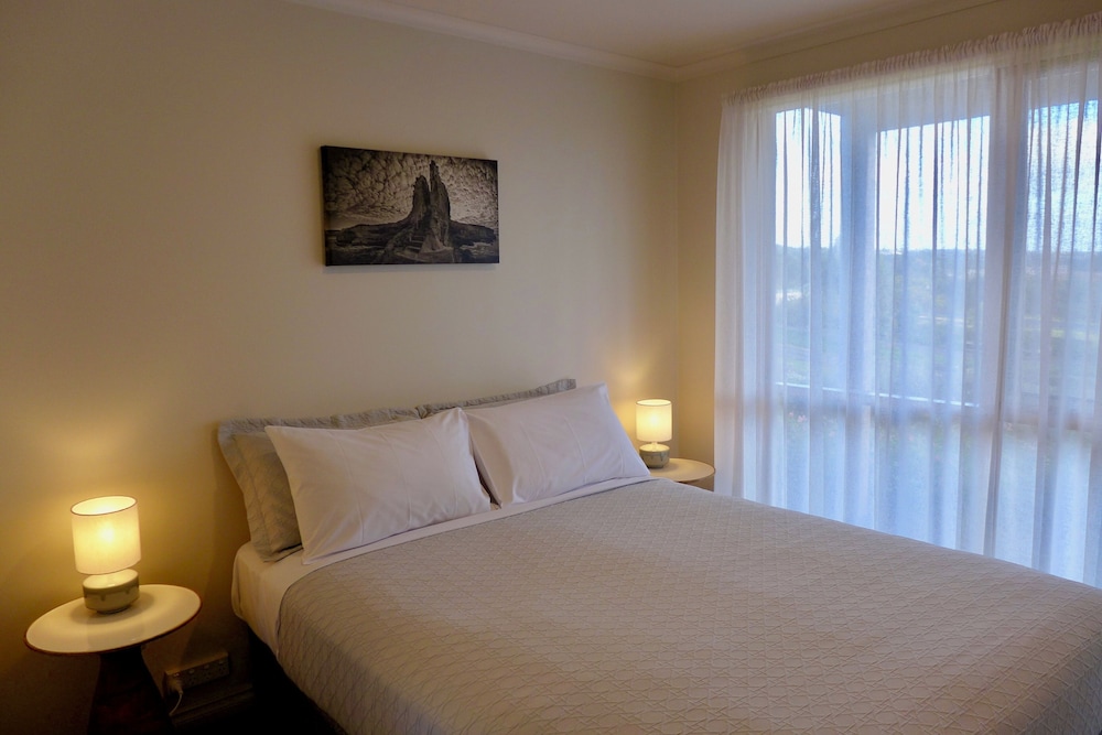 2 Bedrooms, Cottage, Queen and Twin Beds, Two Story, Sofa