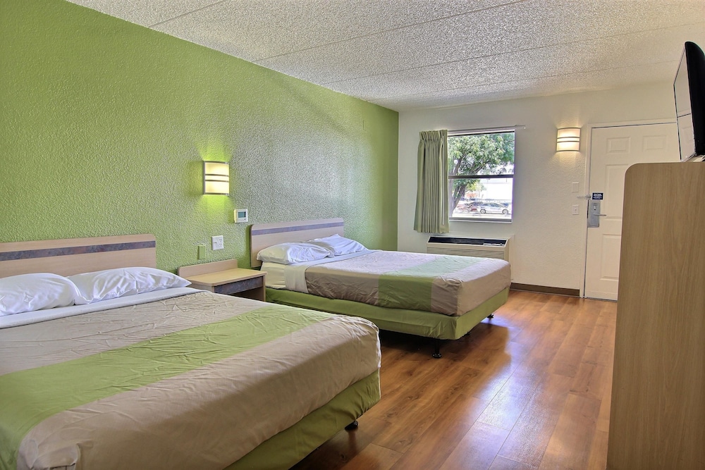 Motel6 Austin, TX - Central Downtown UT 25/53