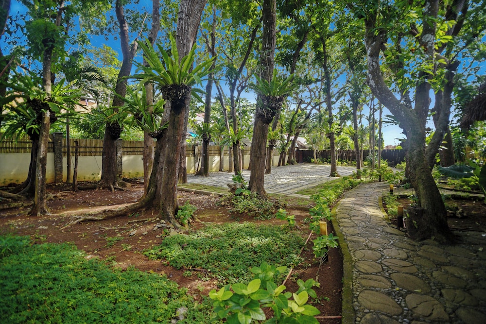 The Strand Boutique Resort 65/75