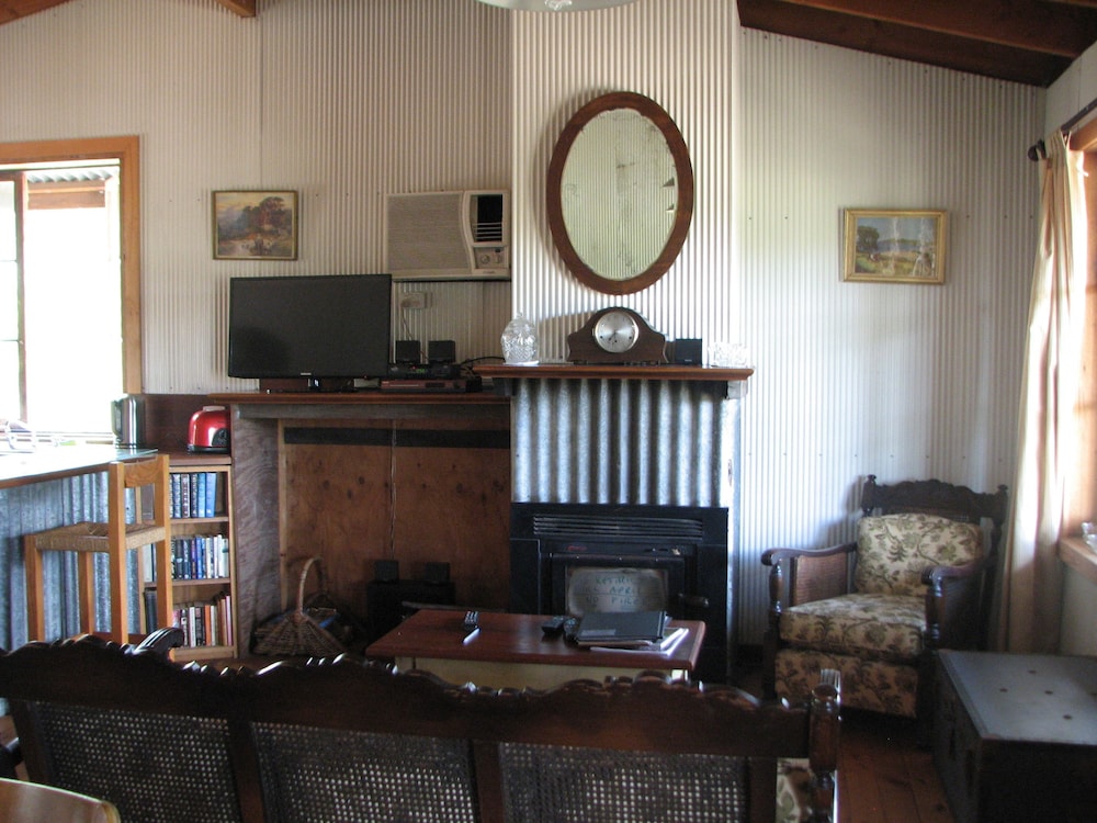LOVEDALE COTTAGES 24/43