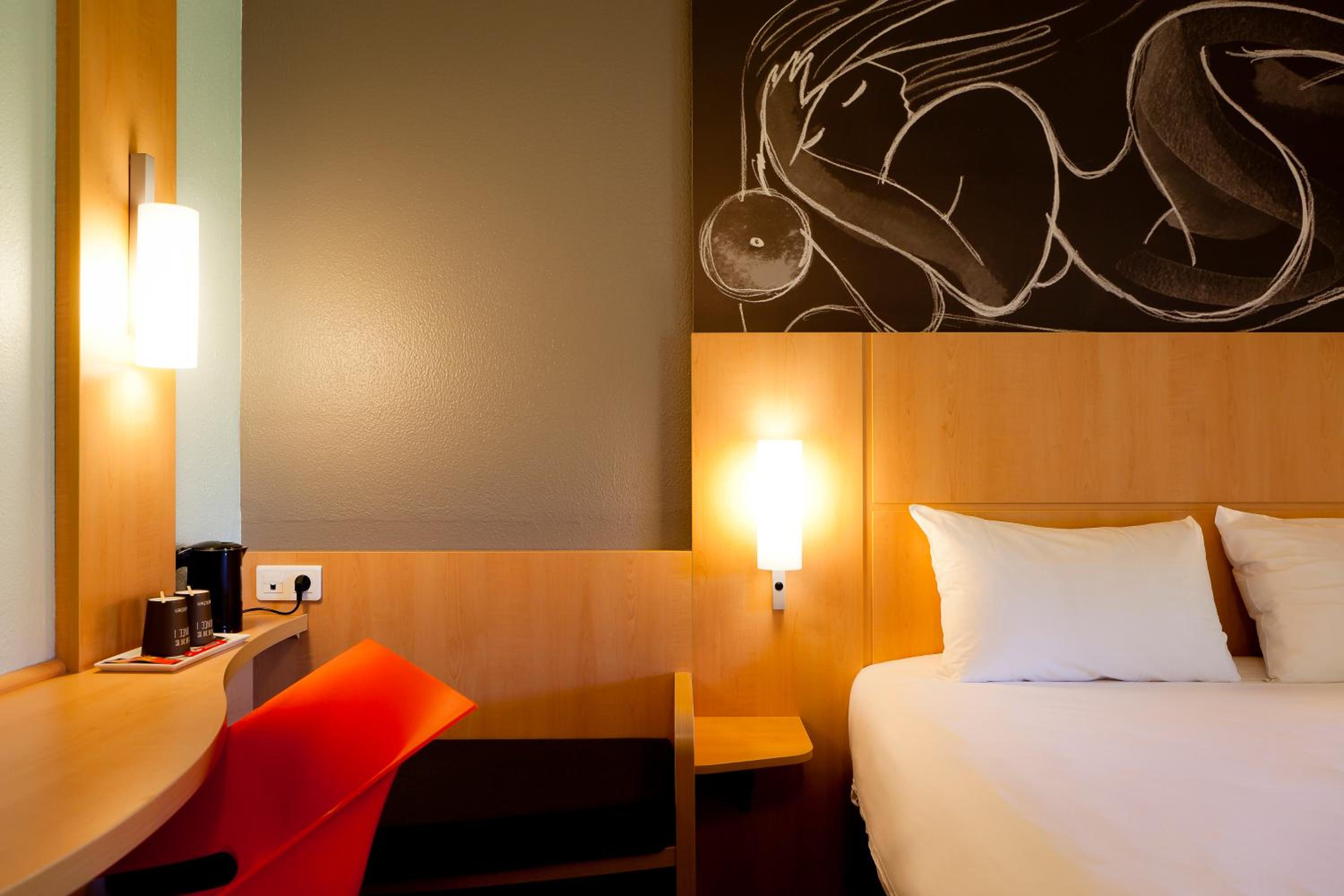 Adjoining, Double Bed