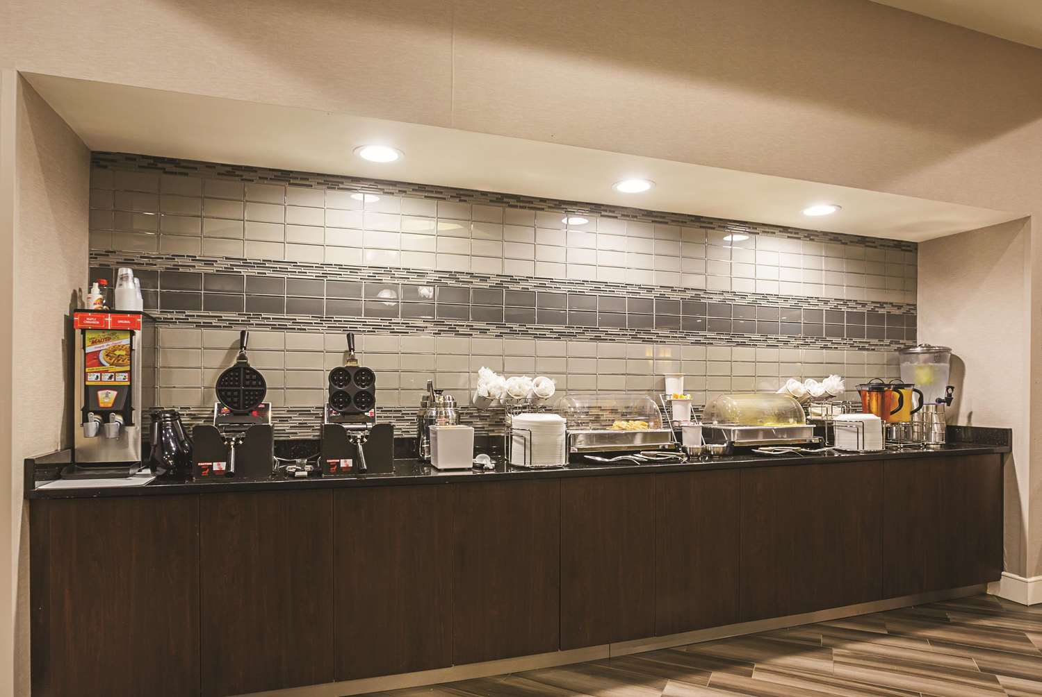 La Quinta Inn & Suites by Wyndham Atlanta Alpharetta 6/37