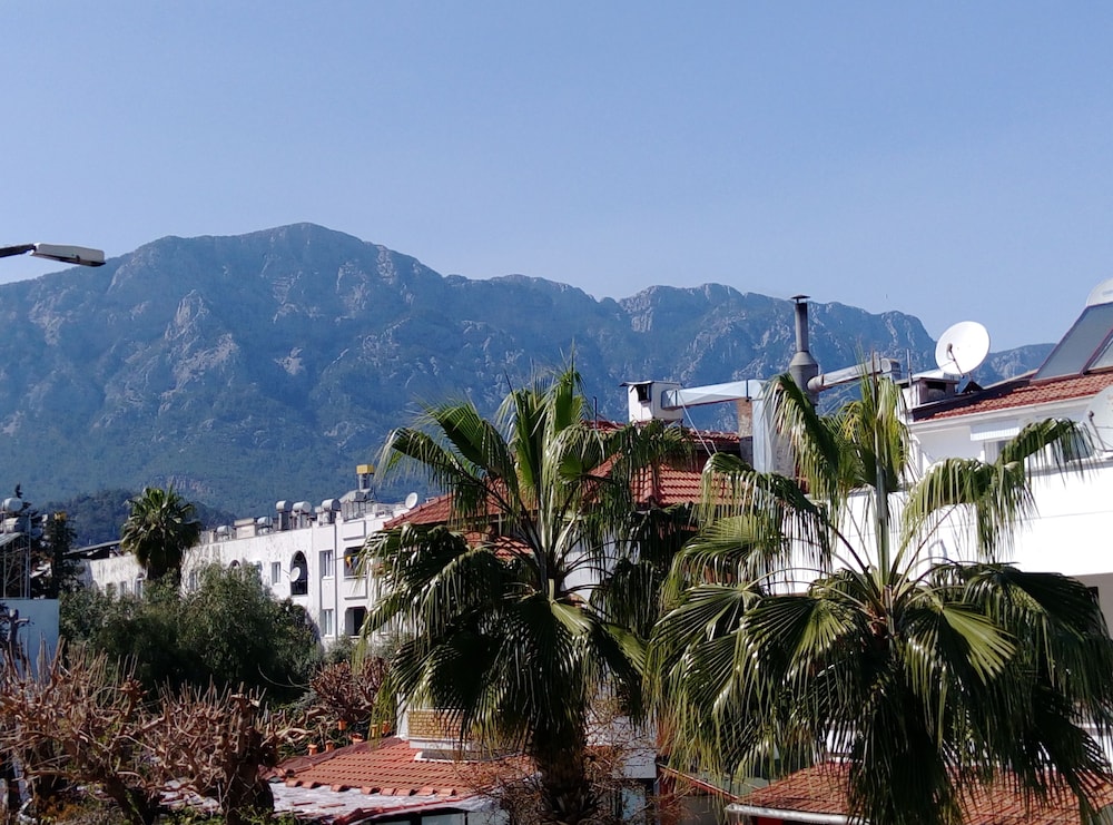 Dinara Hotel 63/66