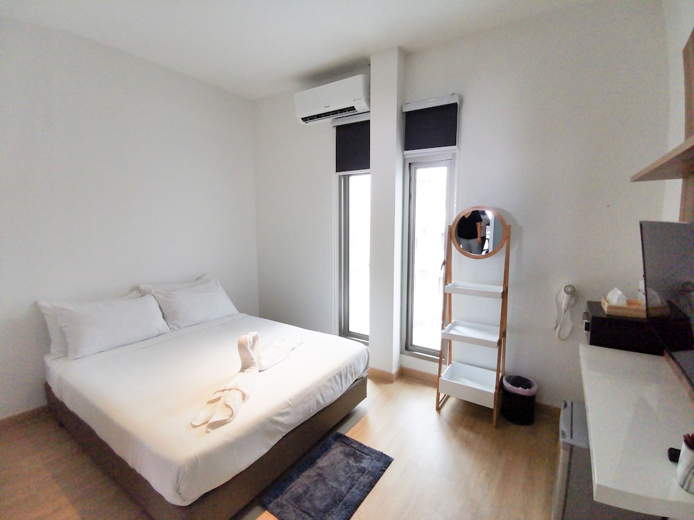 ROOM, DOUBLE BED