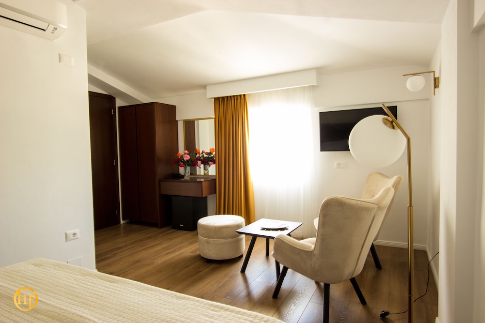 HOTEL FANTASY 18/24