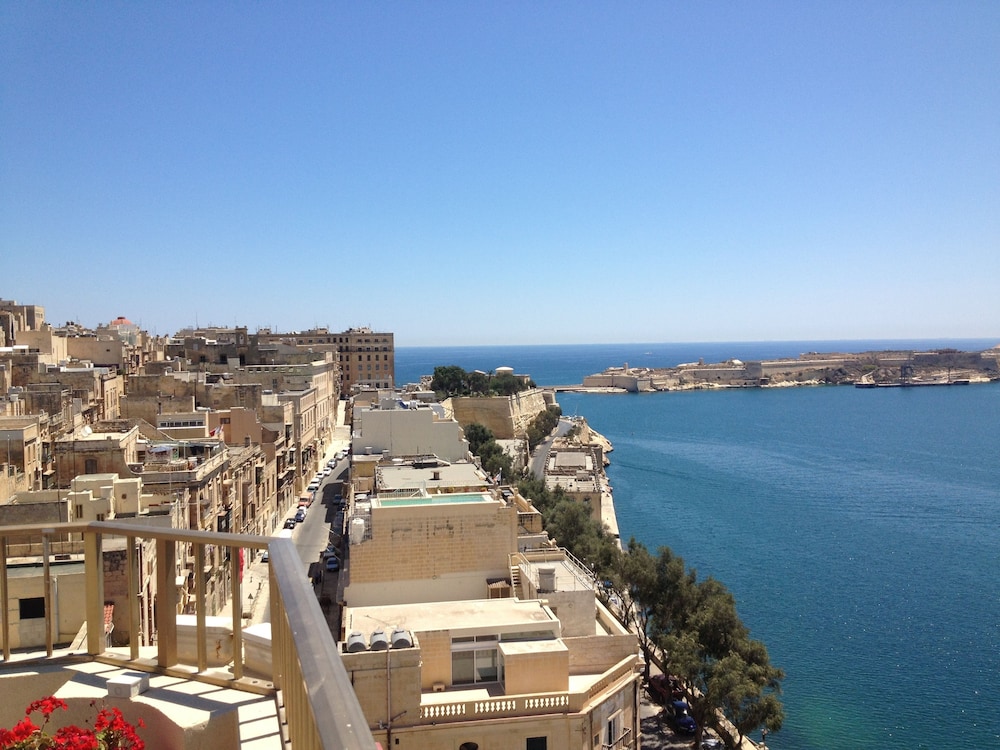Grand Harbour Hotel 33/45