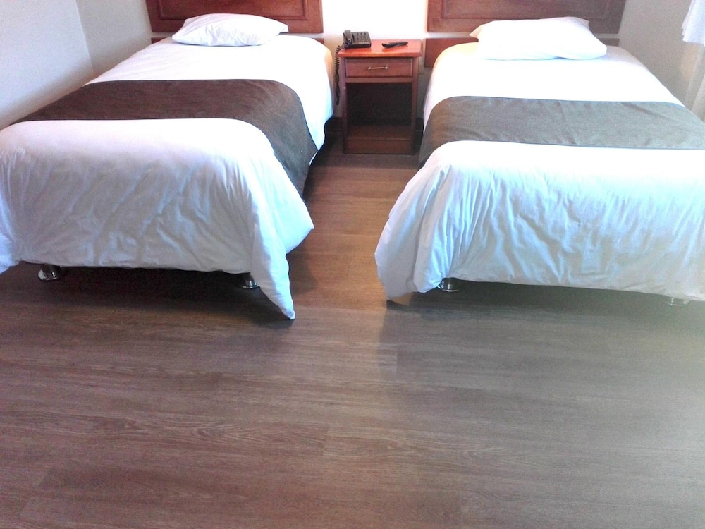 EMPERADOR PLAZA HOTEL 24/35