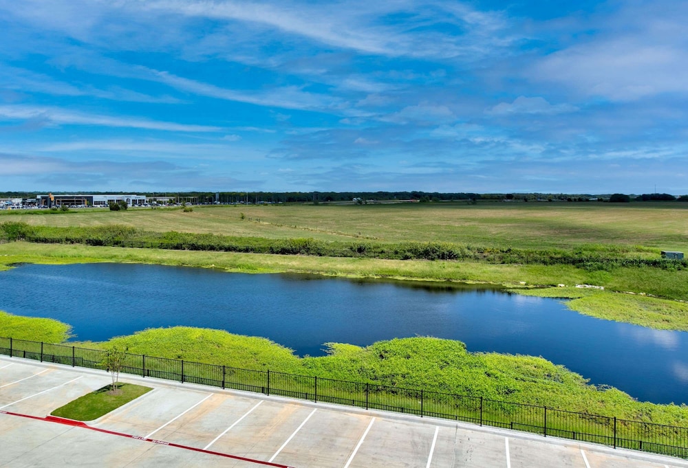 La Quinta Inn & Suites by Wyndham Terrell 40/41