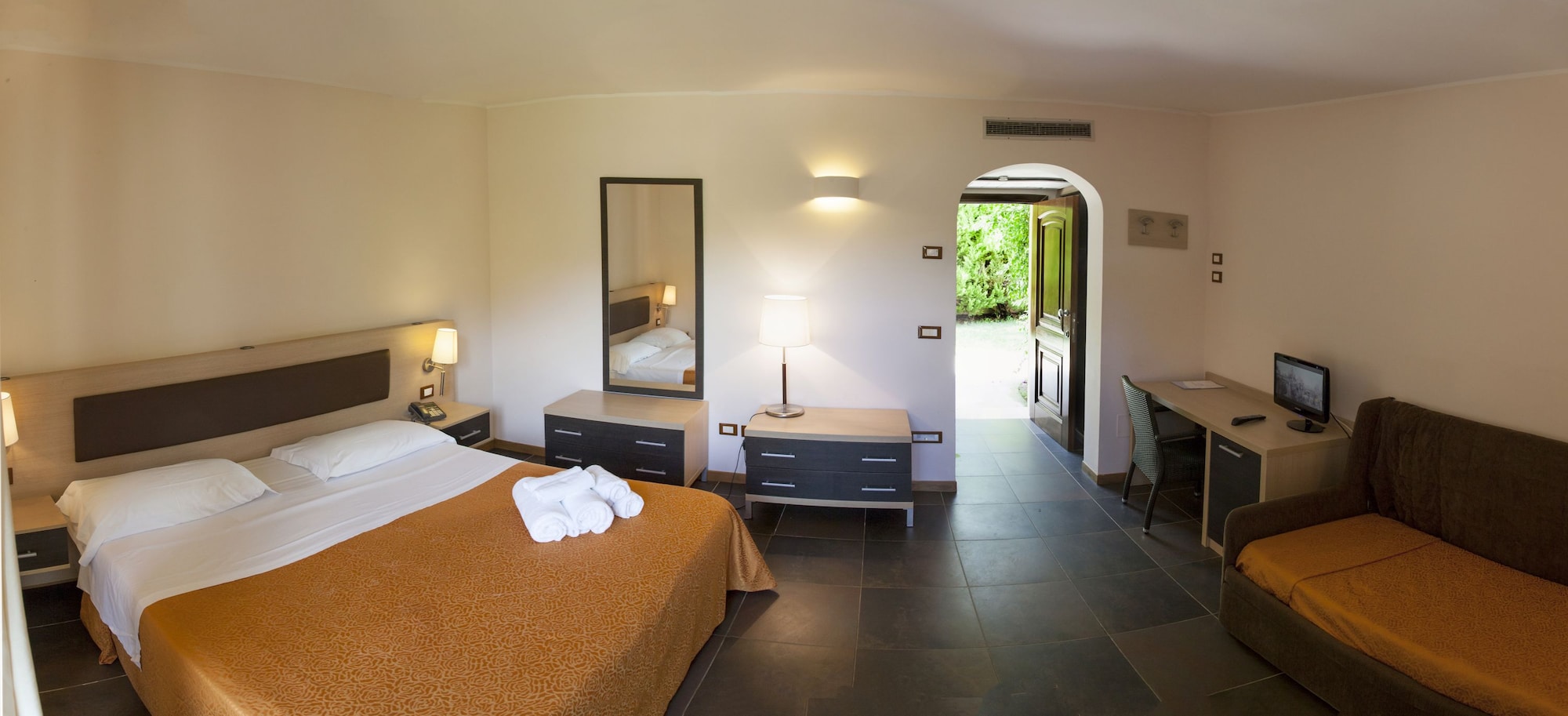 ROOM, QUADRUPLE