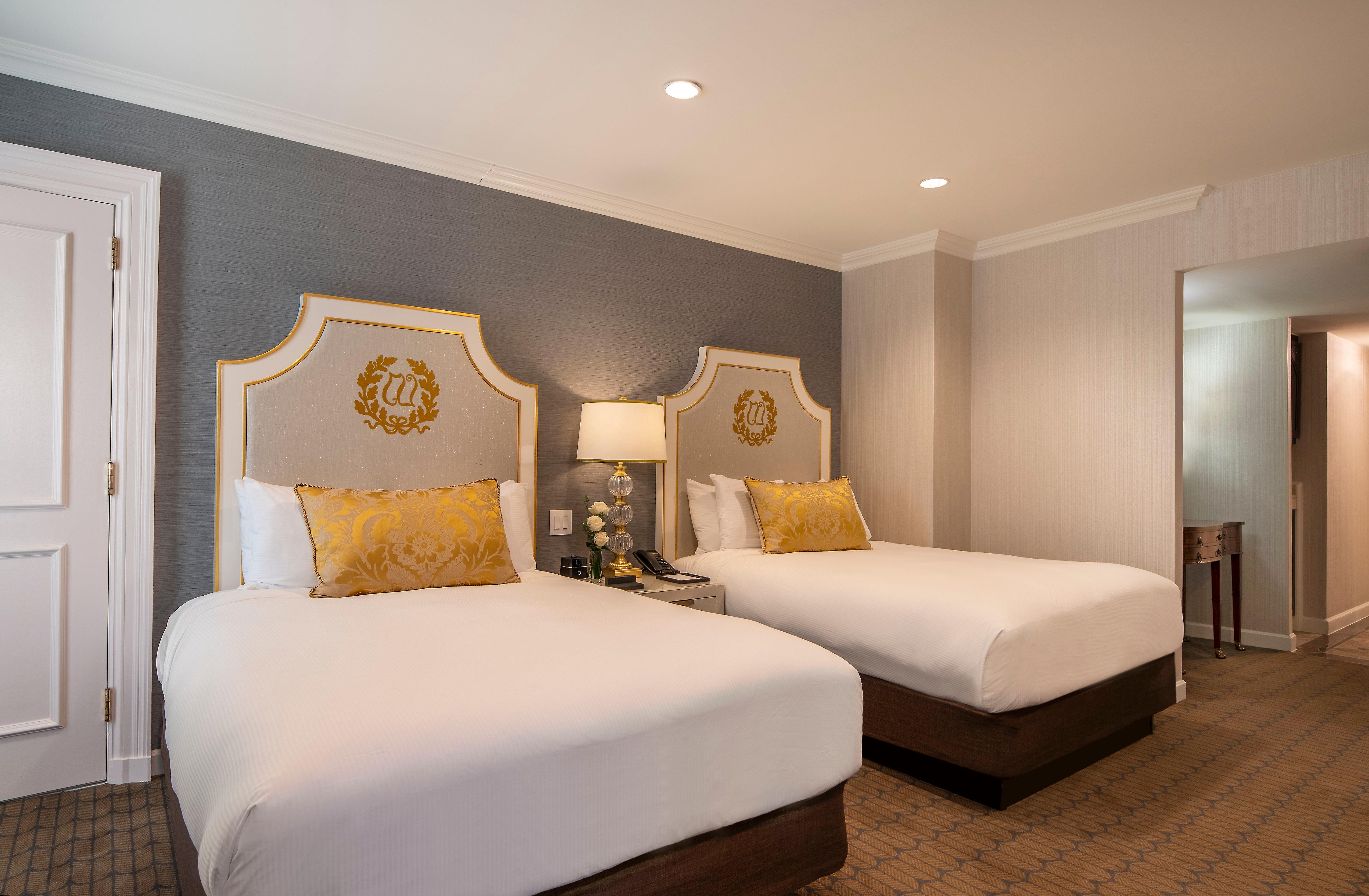 Suite, 2 Queen Beds, Statue View