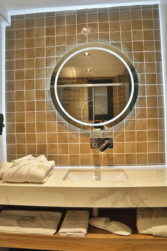 In The Middle Hotel 43/44