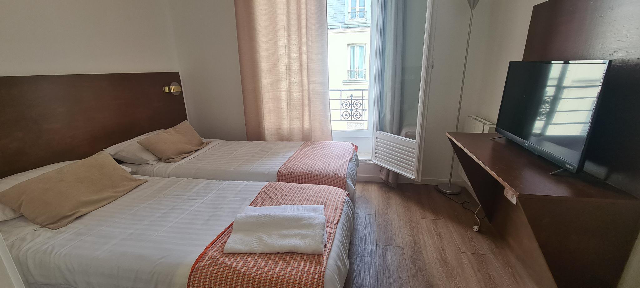 ROOM, TWIN BEDS