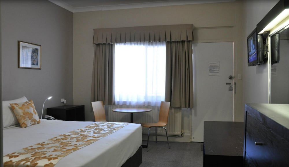 Country Lodge Motor Inn 8/50