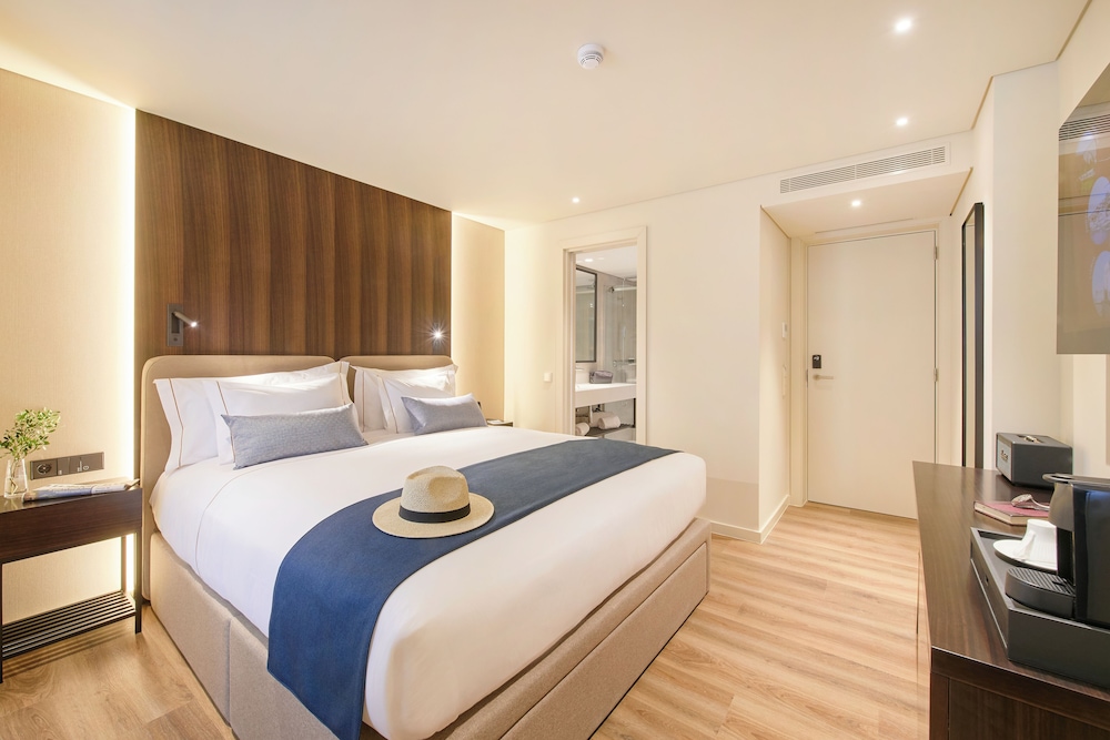 ROOM, DOUBLE BED, INTERIOR VIEW