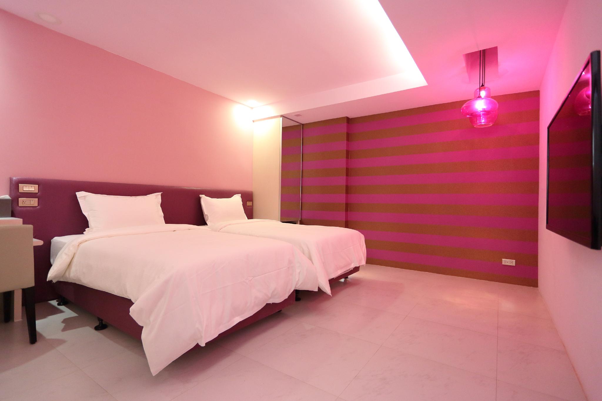 Standard, Twin Beds, No Window، The Fantasy Apartment 2/2