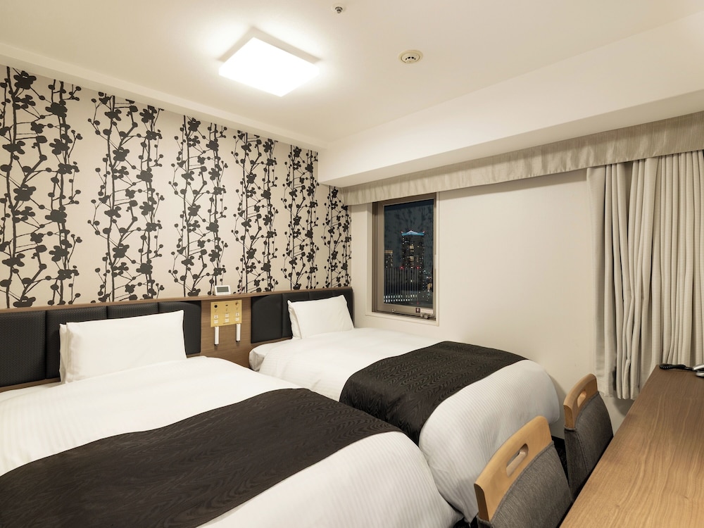 غرفة بسريرين منفصلين في طابق مرتفع