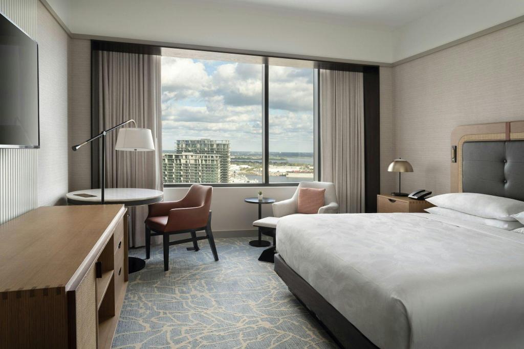 1 Bedroom, Chairman, Suite, King Bed, Skyline View, Corner