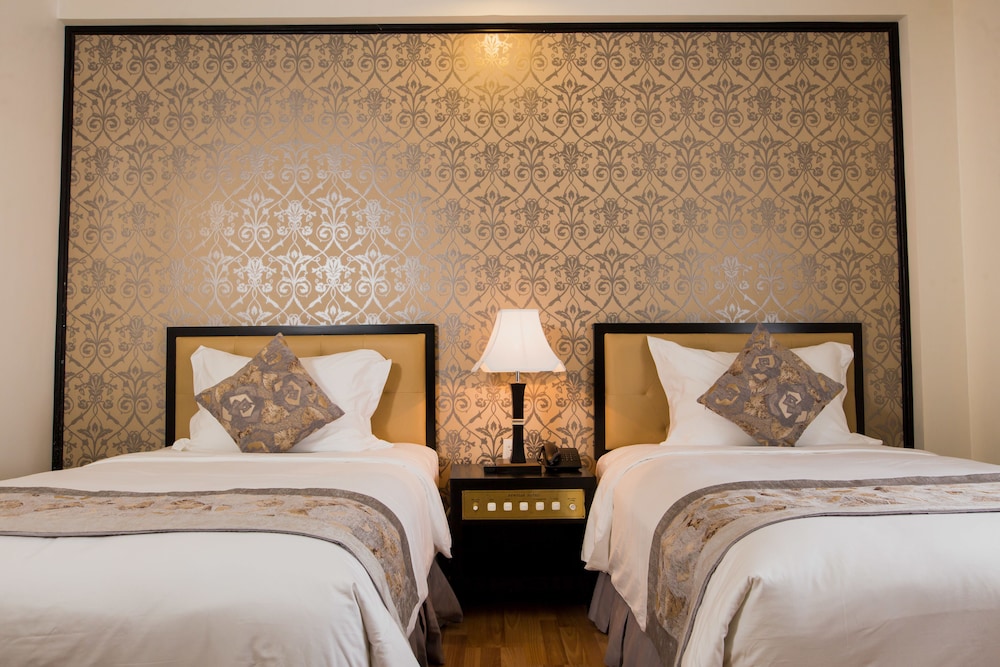 SUPERIOR, TWIN BEDS, CITY VIEW