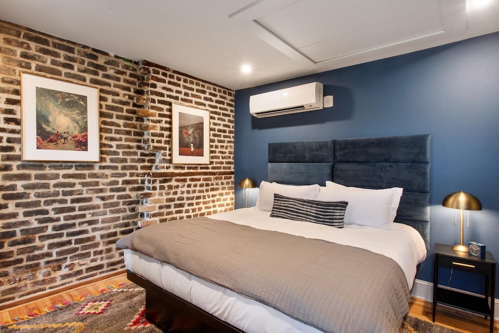 ROOM, KING BED