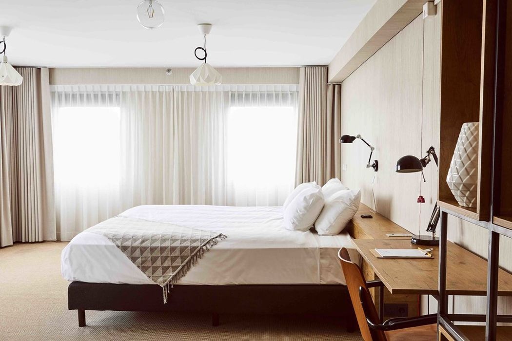 King Bed, Water View